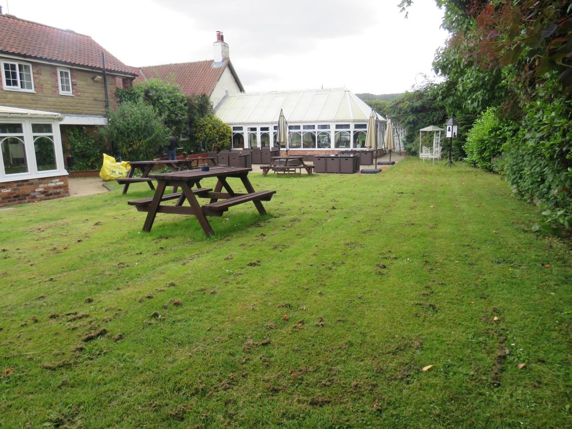 Ganton Greyhound Inn ภายนอก รูปภาพ