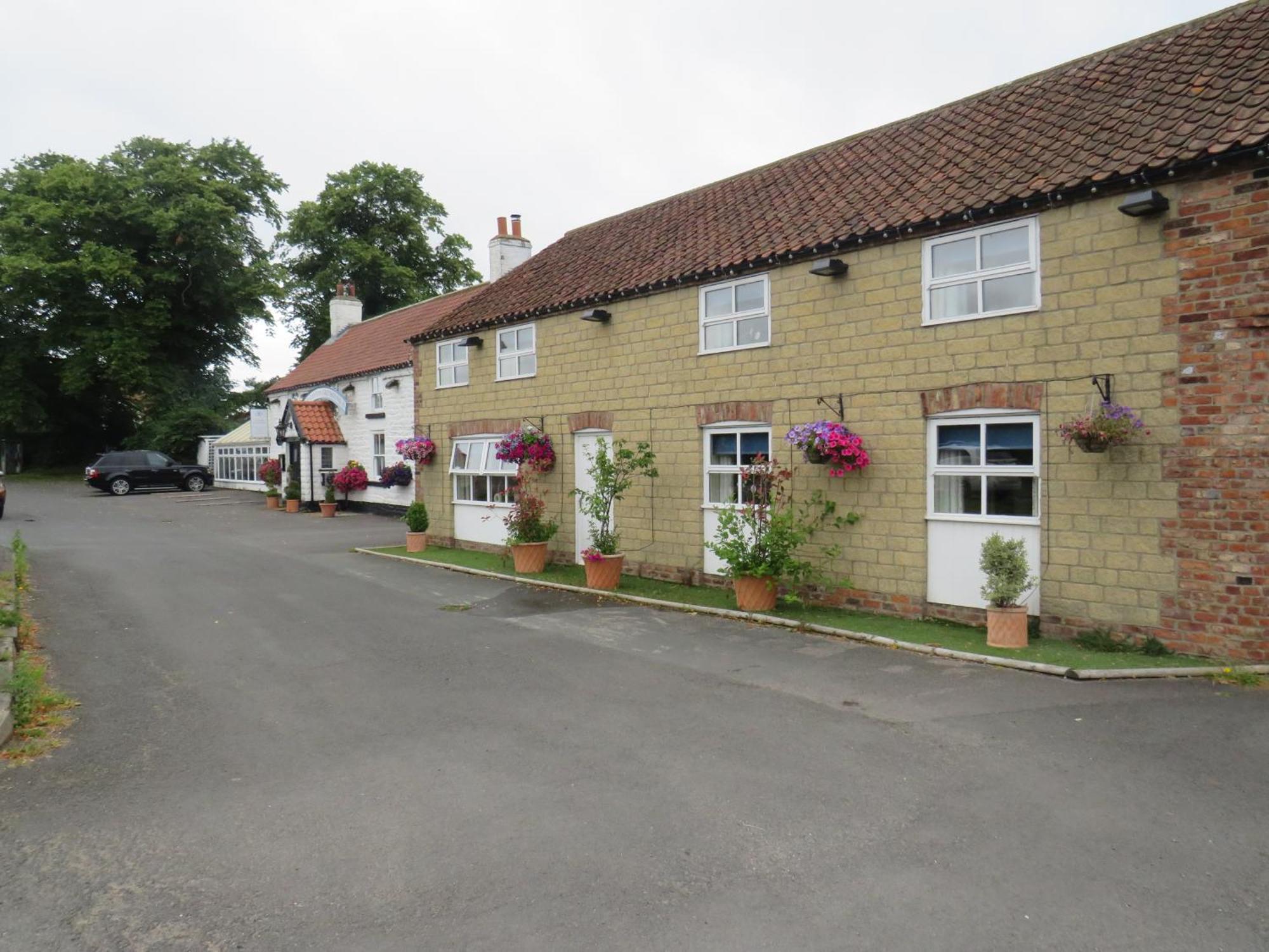 Ganton Greyhound Inn ภายนอก รูปภาพ
